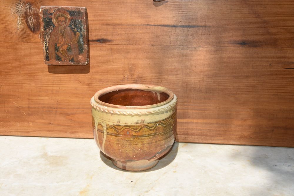 A SMALL GLAZED CERAMIC PLANTER - Image 2