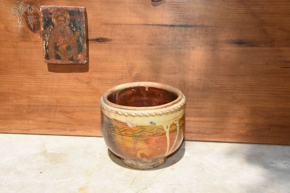 A SMALL GLAZED CERAMIC PLANTER