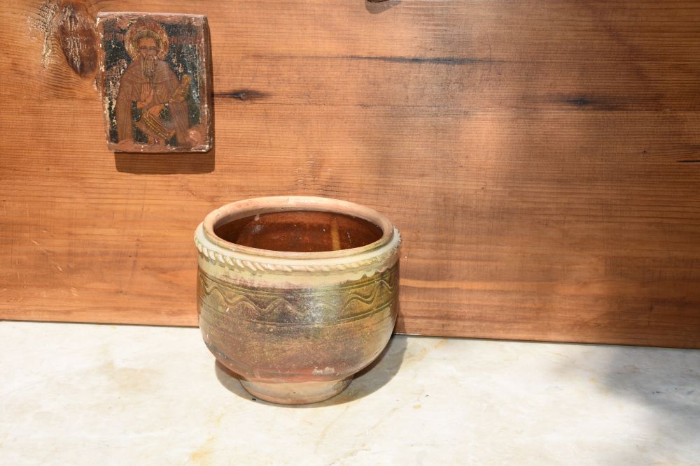 A SMALL GLAZED CERAMIC PLANTER - Image 3